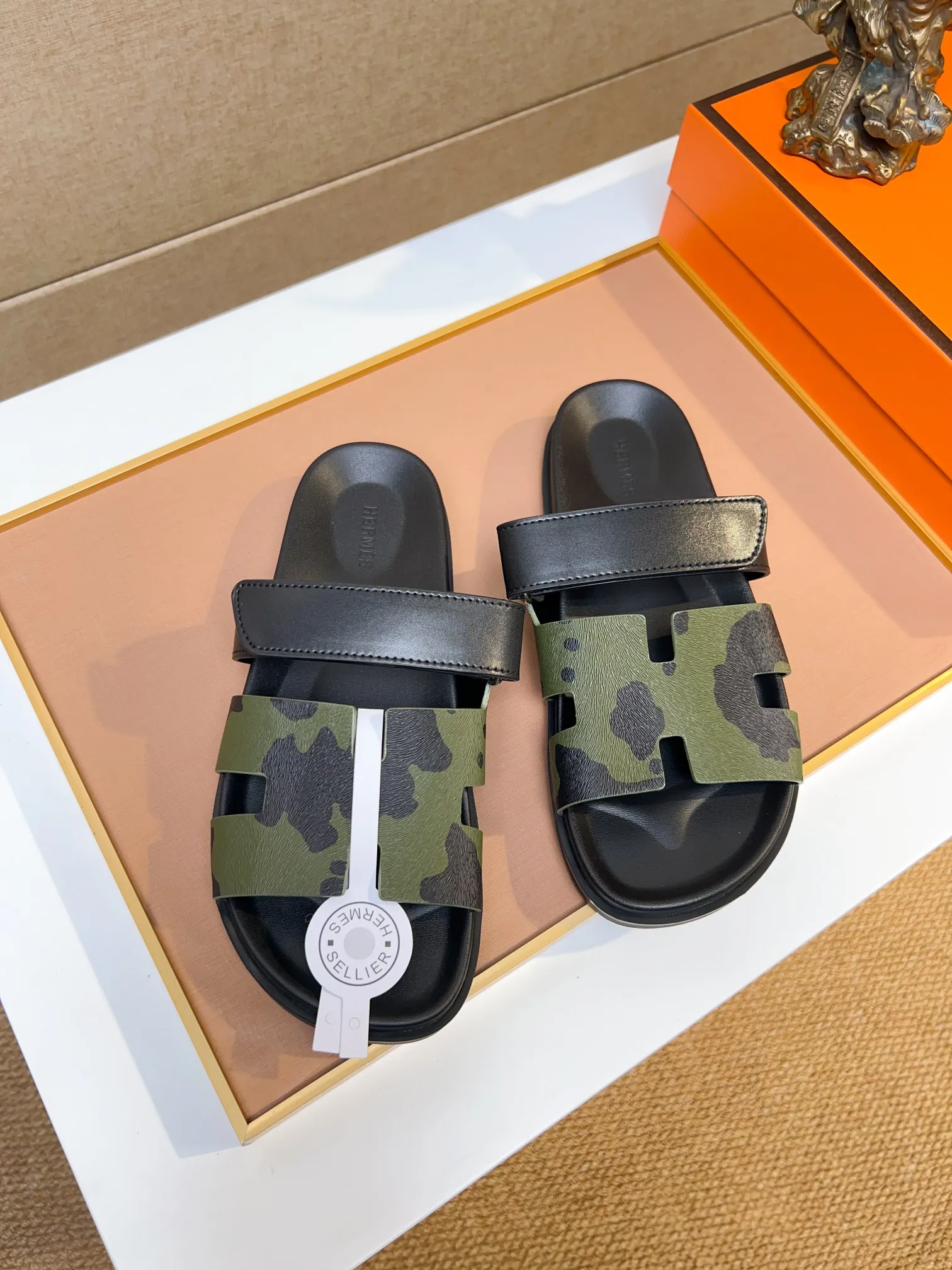 Men's clothing and shoes 💰340 💅💅💅 new arrival. Hermes Hermes official website latest counter synchronized new oran color leather H slippers, the original Paris version flew back to the original model and opened the mold to make it perfectly🍌The highest quality Sincerity, you can enter and leave the counter at will [Deyi] The upper is made of original customized  colored palm prints, crocodile print, ostrich print, colored cow leather, colored cow suede, 🤔 horse hair, 🥳 colored diamonds, 🥰 3D printing, and other genuine leather slippers, imported cow pattern foot pad lining, Italian  latest original genuine leather combination outsole Code number: 38-48 (customized at 46.47.48) Can be made into picture combination sole with genuine leather pattern and ordinary molded outsole